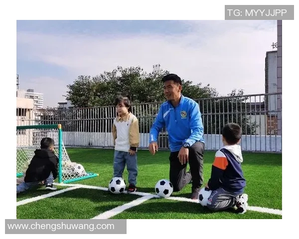 足球明星与孩子们的亲密时光揭秘那些陪伴小孩的球场英雄们